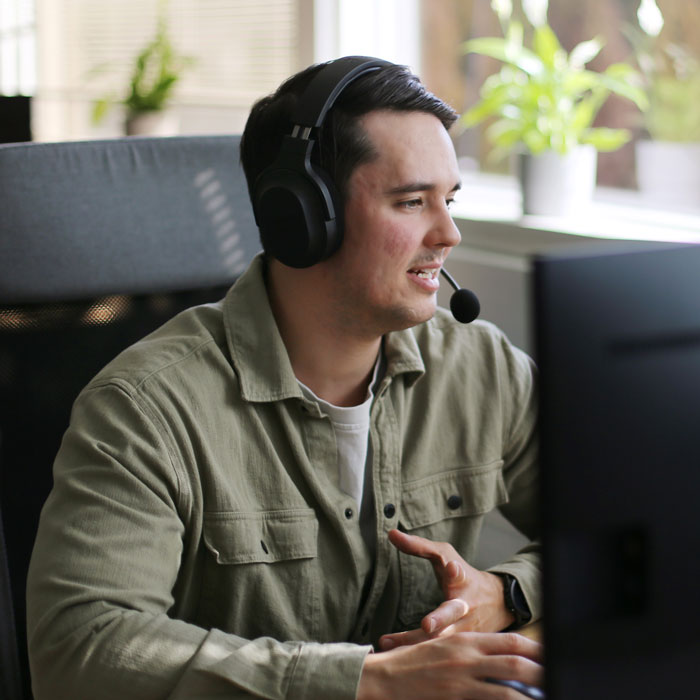 Support specialist wearing a headset, providing personal assistance to a cleaning business.